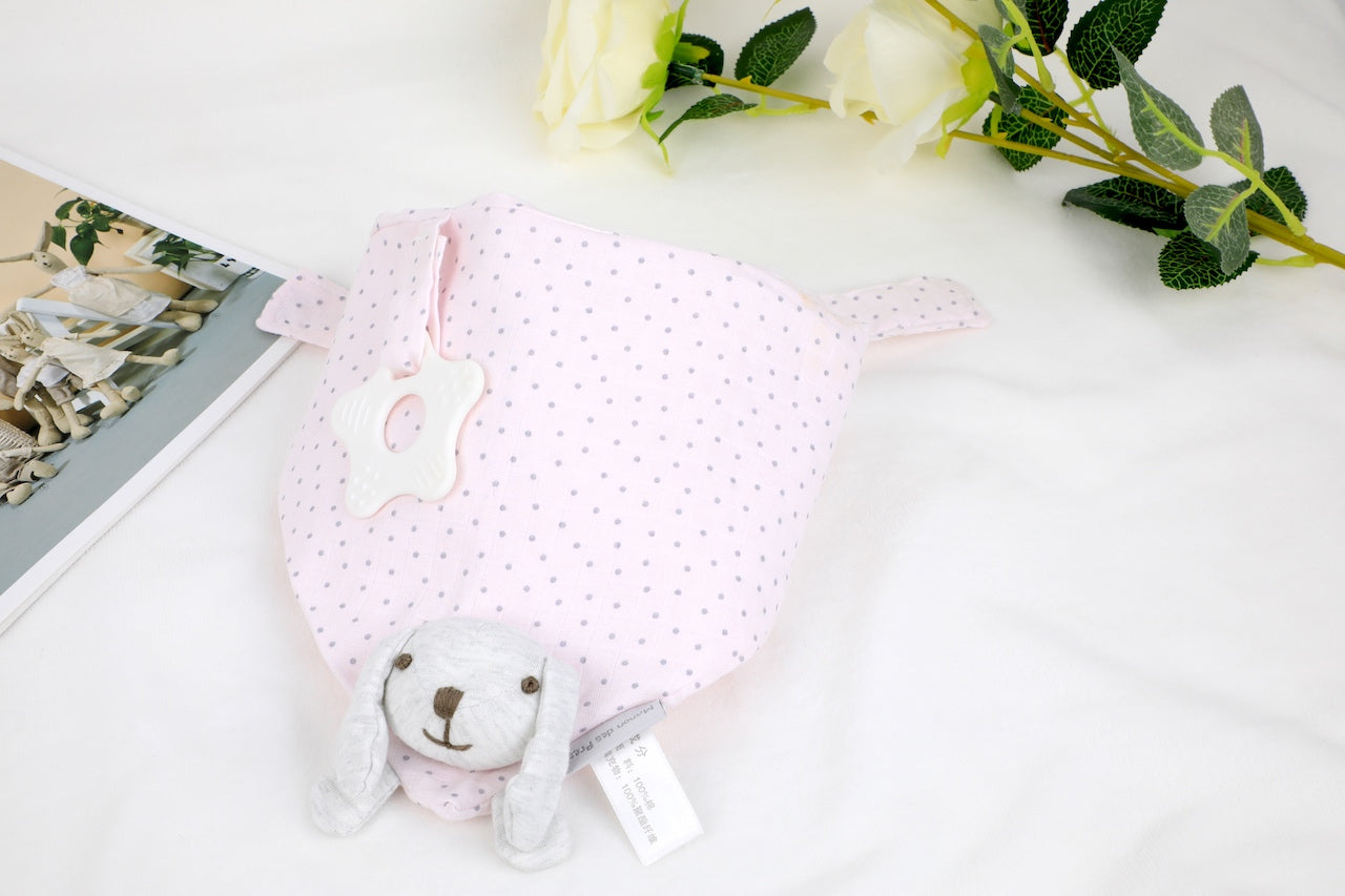 Vista de Babero doble tela lunares rosado con figura coneja