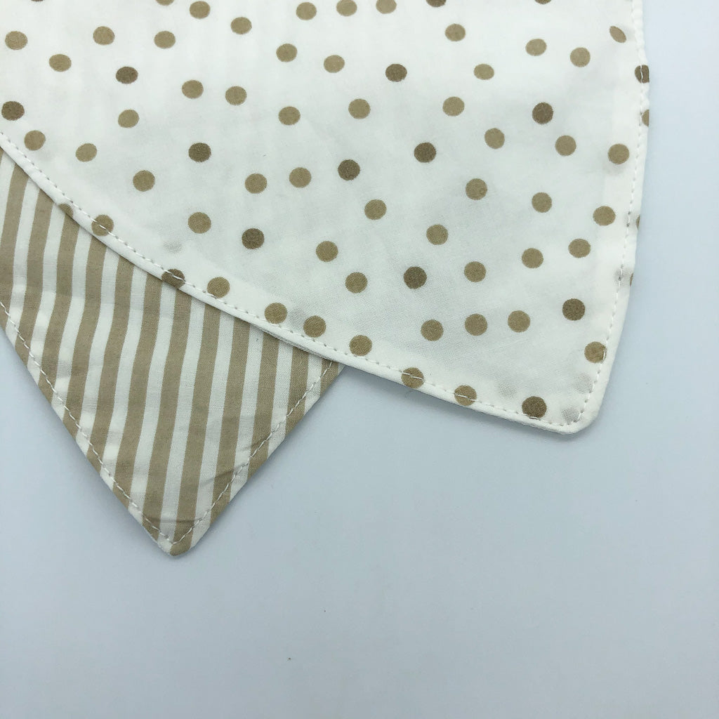 Vista de Babero de tela con lunares beige