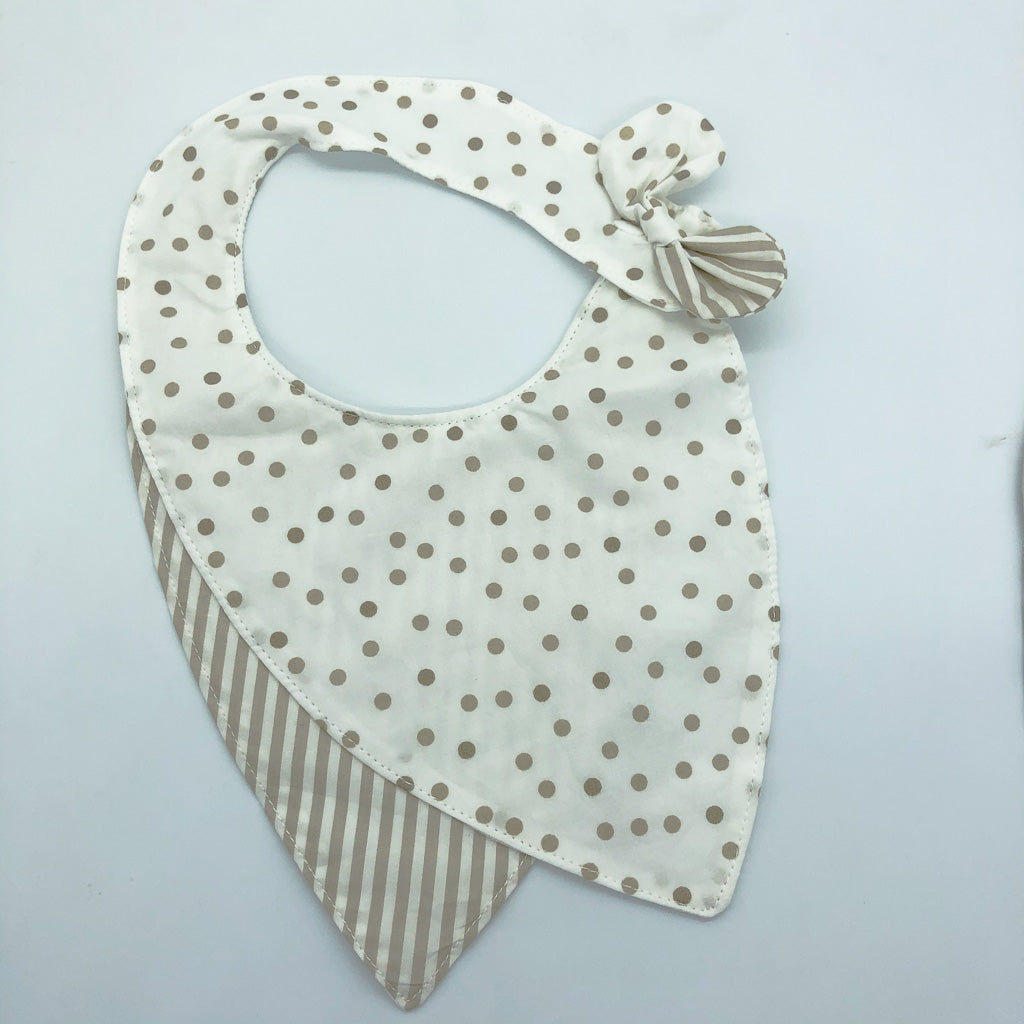 Vista de Babero de tela con lunares beige