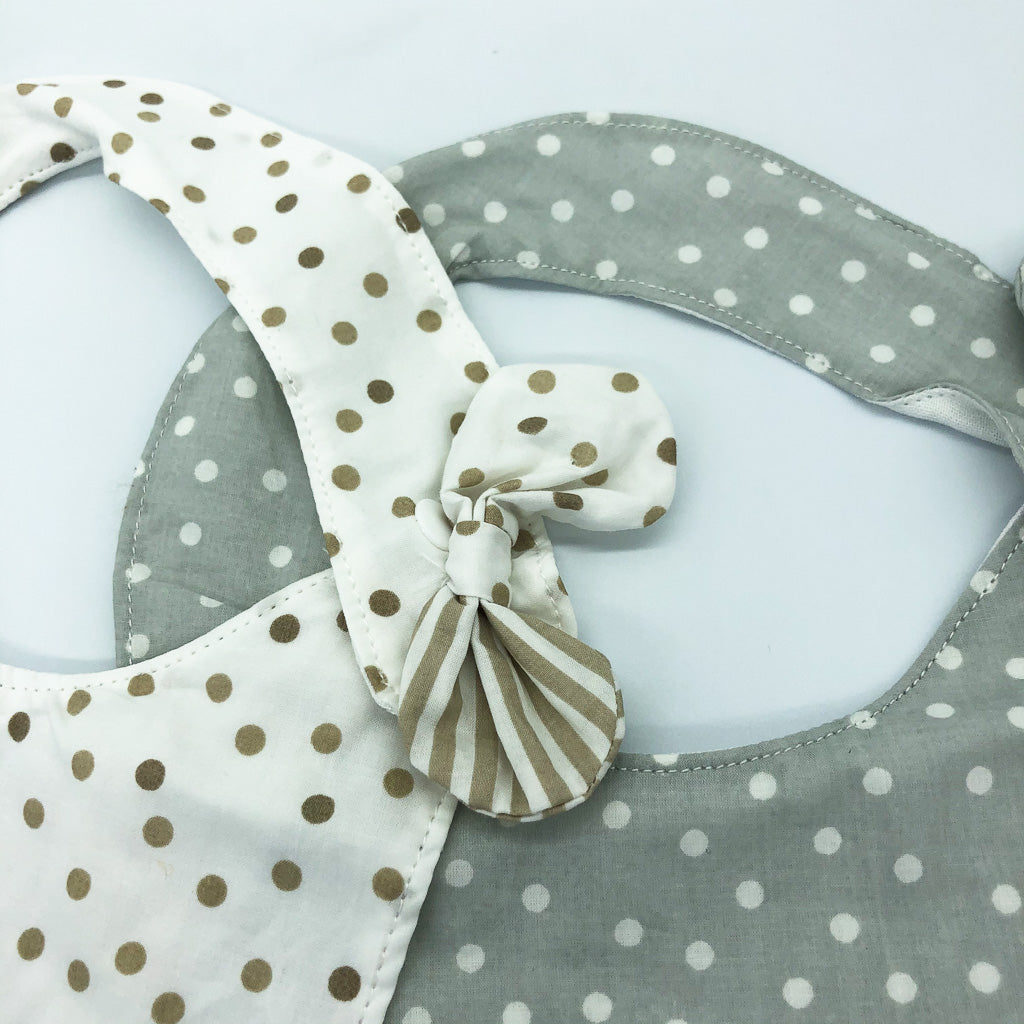 Vista de Babero de tela con lunares beige