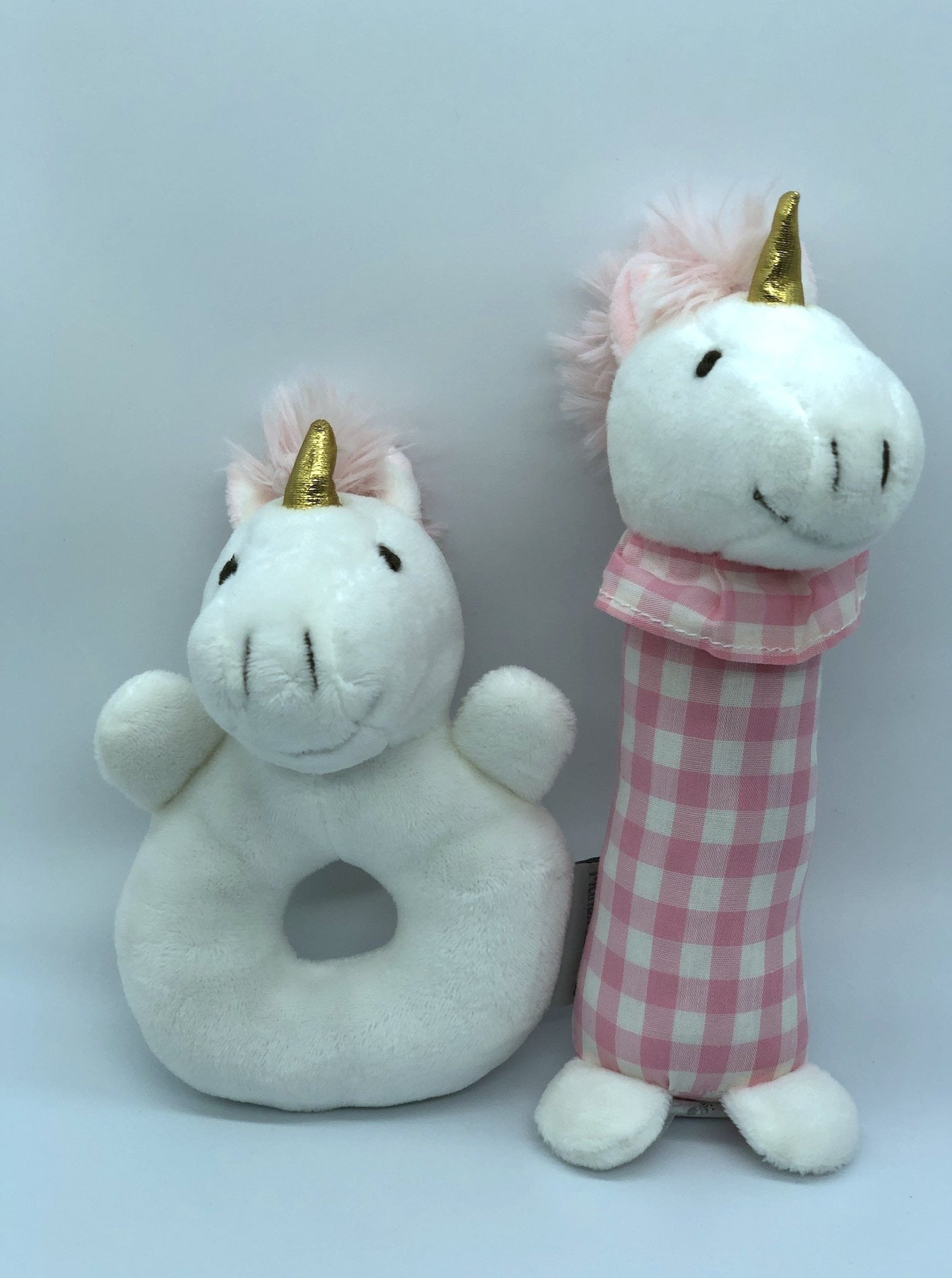 Vista de Pack sonajero unicornio cuadrille rosado