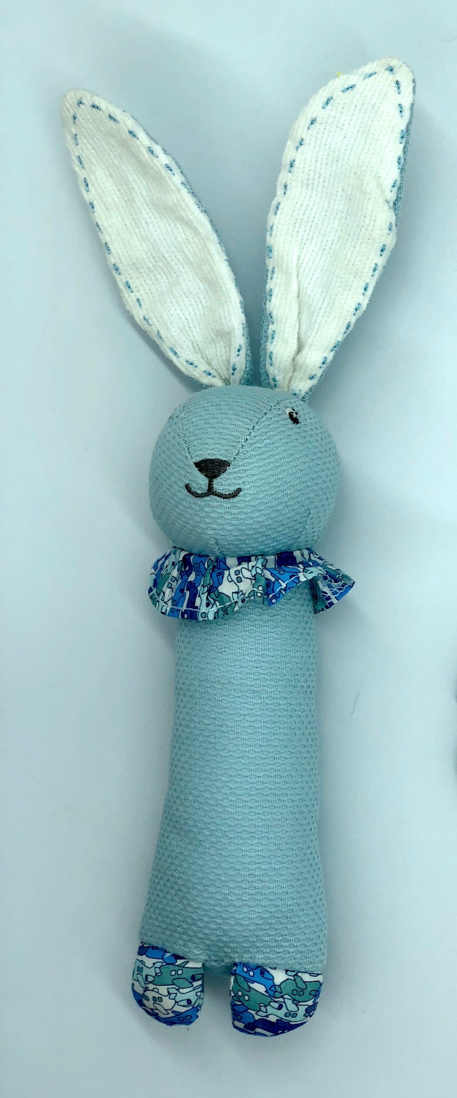 Vista de Sonajero tubo conejo celeste Tweed