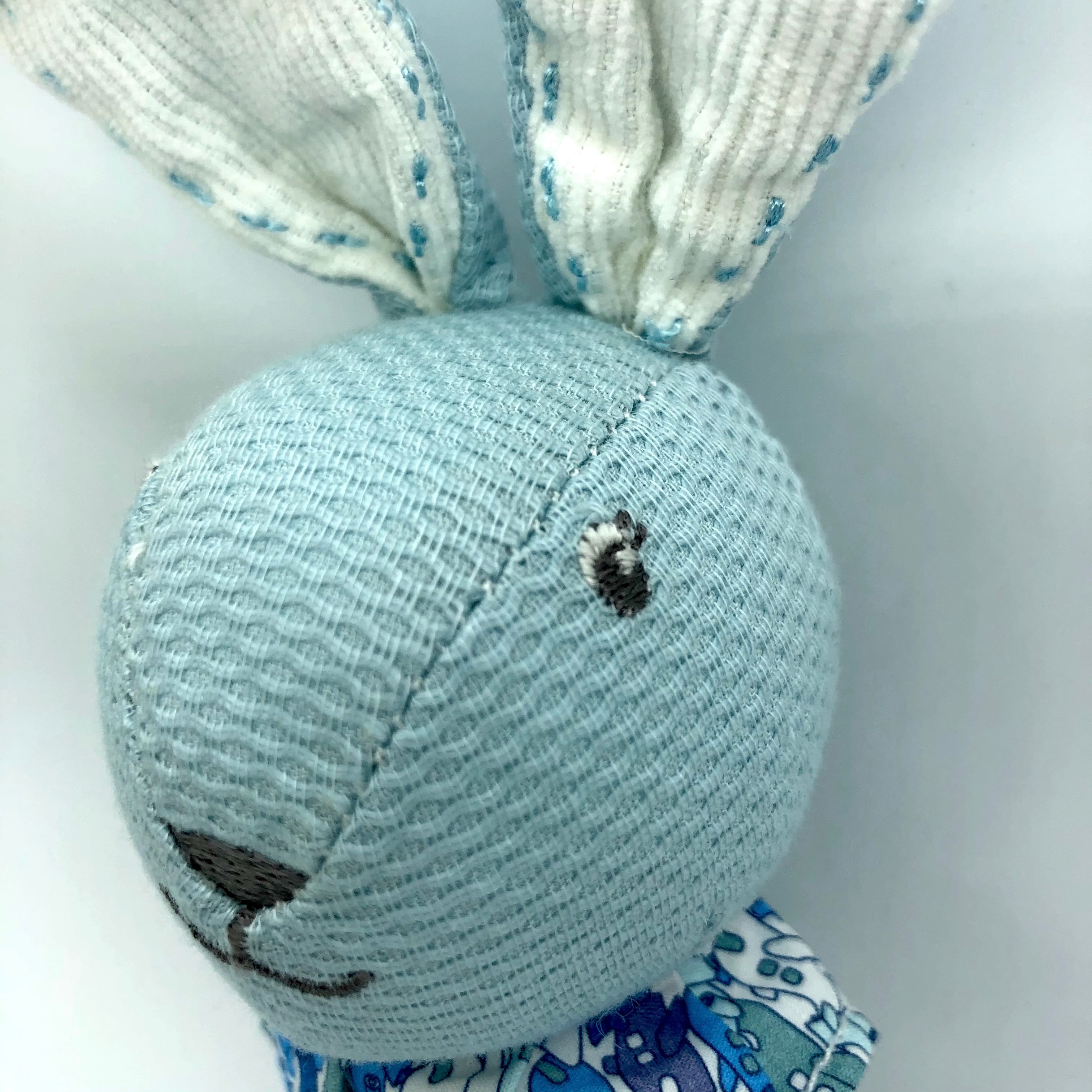 Vista de Sonajero redondo mano conejo celeste Tweed