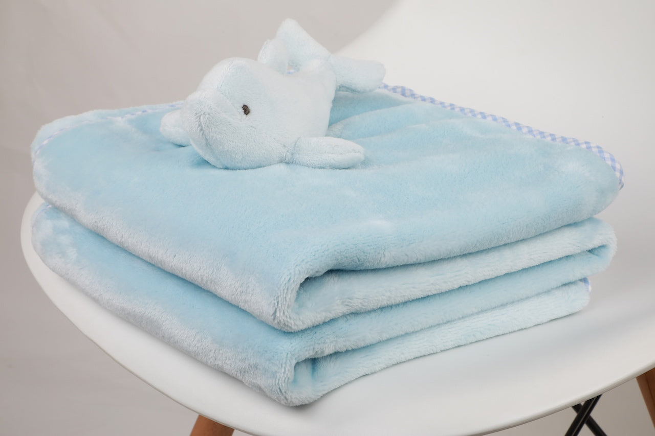Vista de Manta de polar celeste con peluche delfín