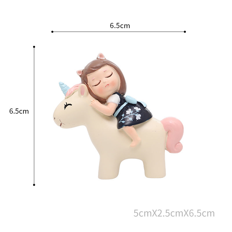 Vista de Niña gata sentada sobre unicornio blanco