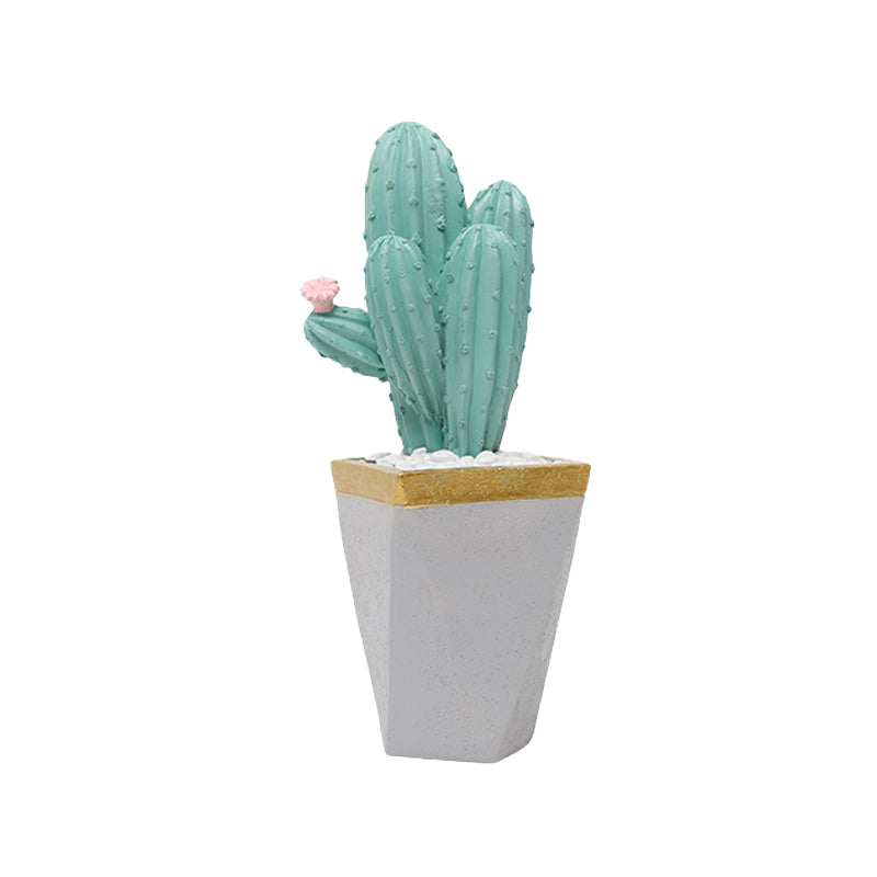 Vista de Macetero cuadrado cactus bajo flor rosada