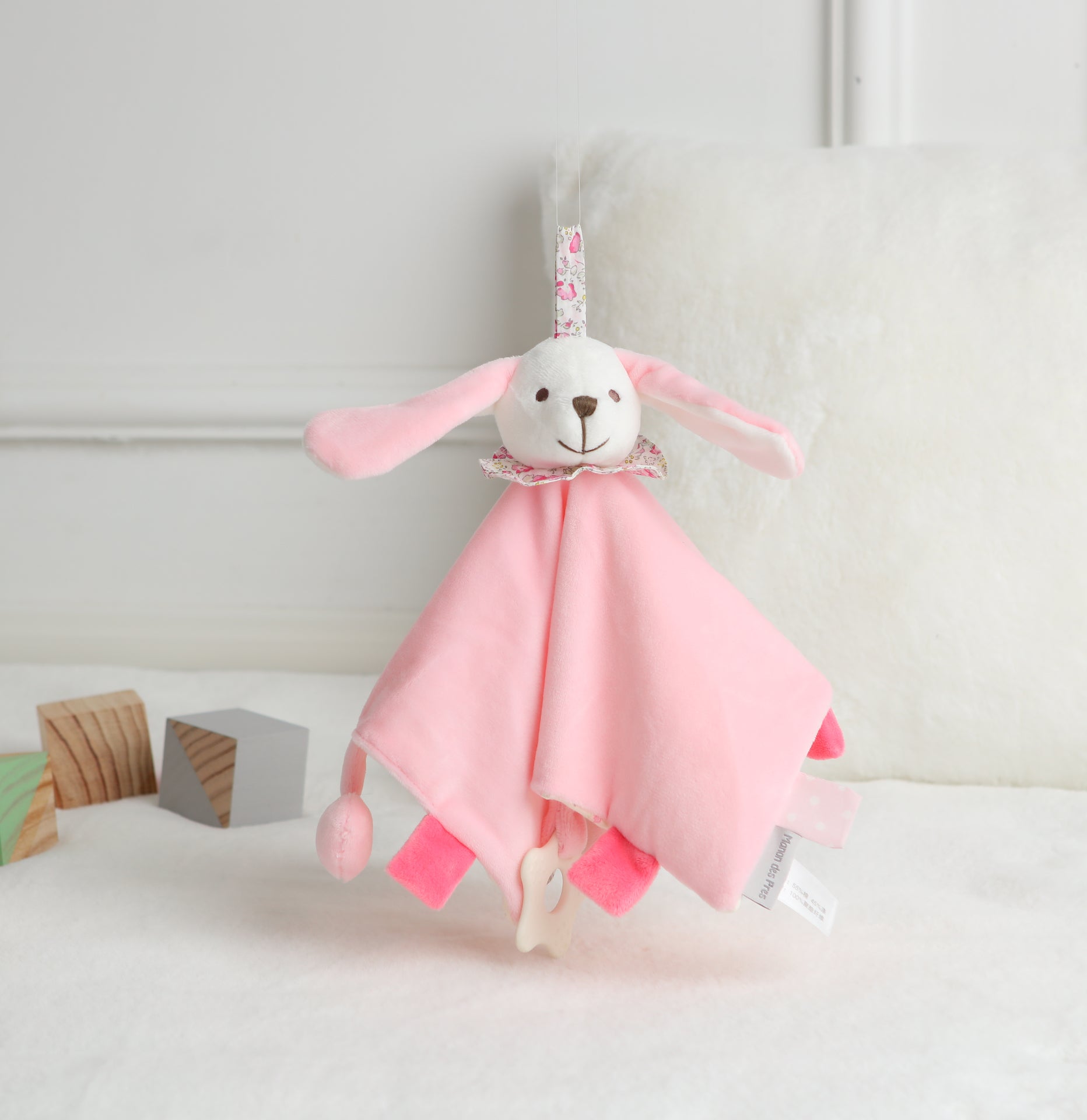 Vista de Tuto sensorial con coneja rosado plush