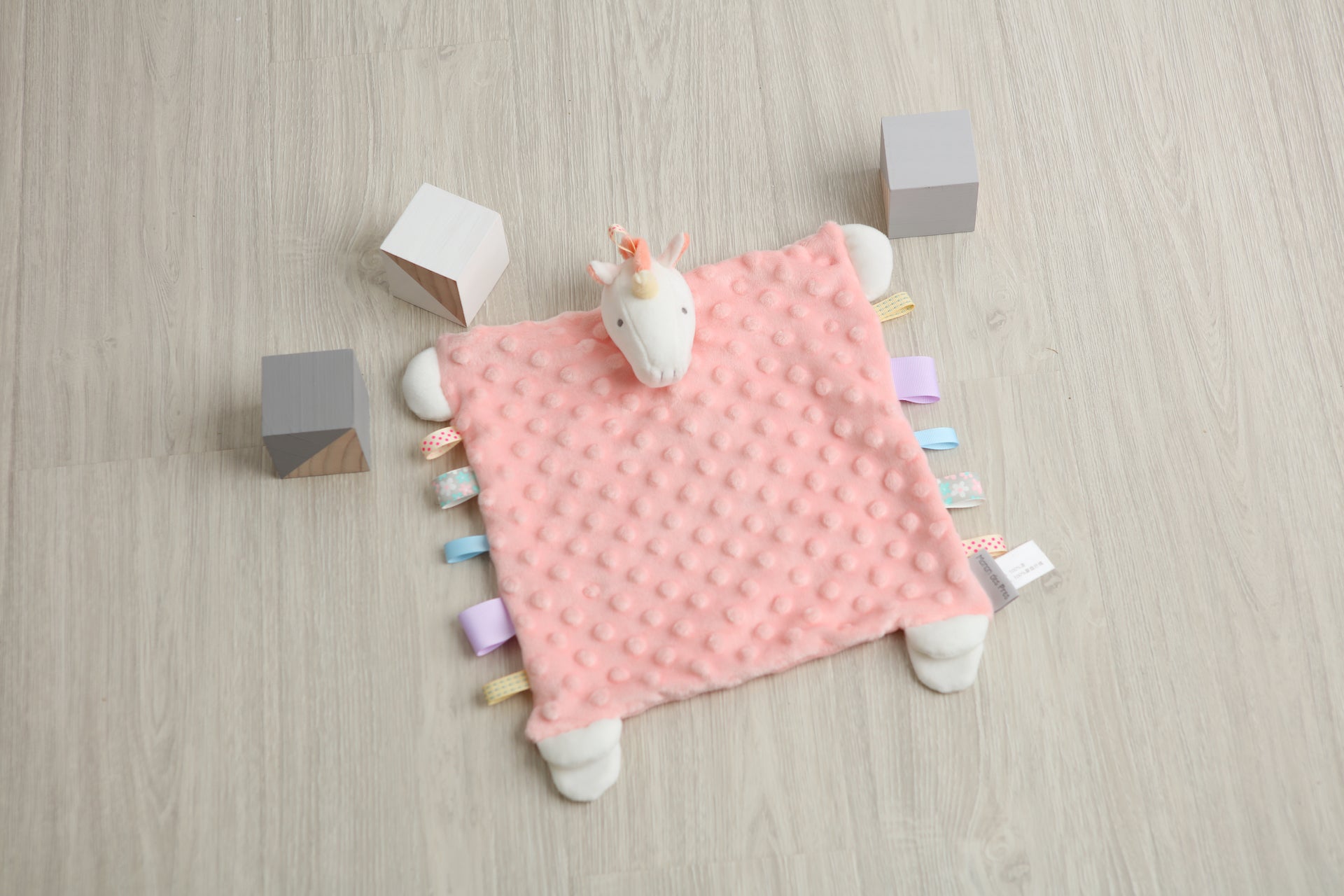Vista de Tuto con unicornio rosado de plush de puntos