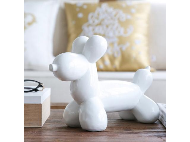 Vista de Perro globo en blanco